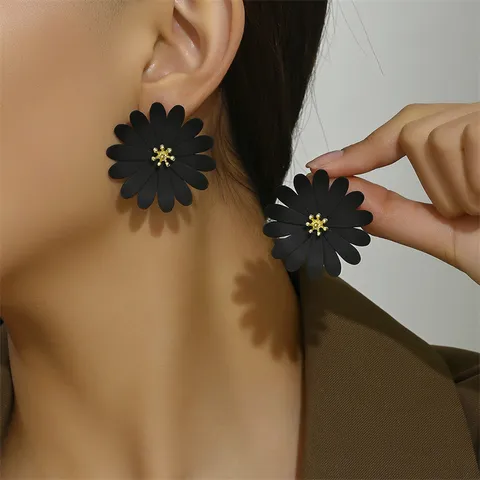 Elegant Flower Effect Black Acrylic Earrings